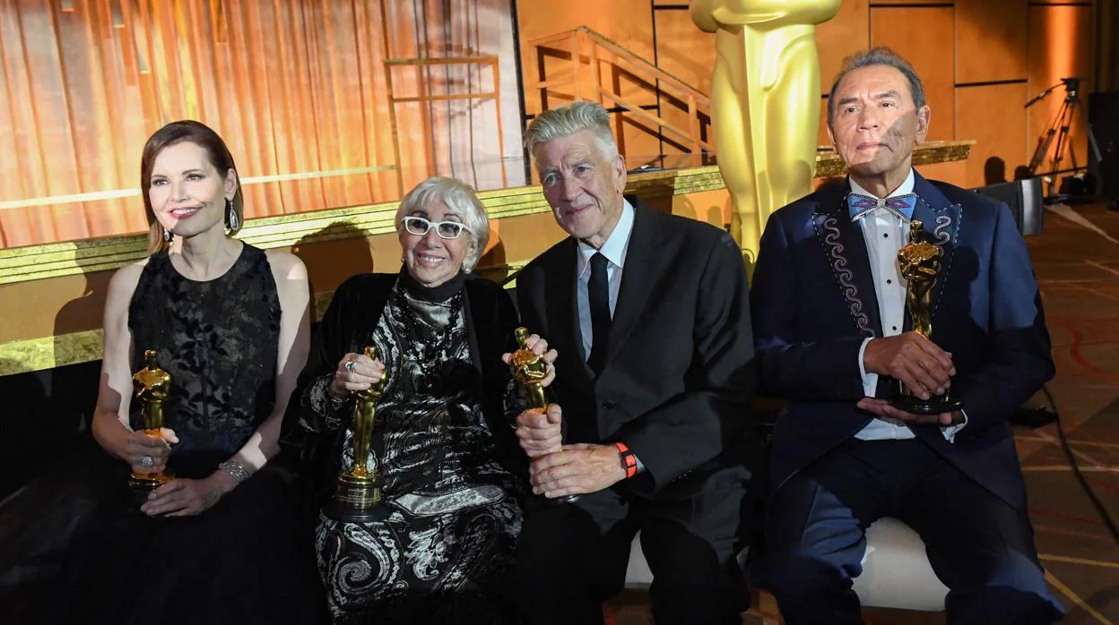 De izquierda a derecha, Geena Davis (premiada con el galardón Jean Hersholt), junto a los premiados con el Oscar de honor 2020: Lina Wertmüller, David Lynch y Wes Studi