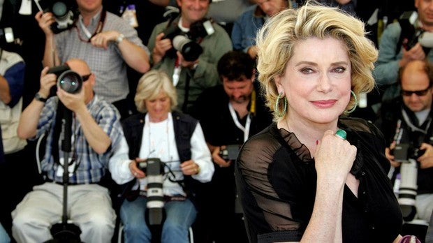 Catherine Deneuve, hospitalizada en estado grave: «El alcohol y los excesos le han dado un susto grande»