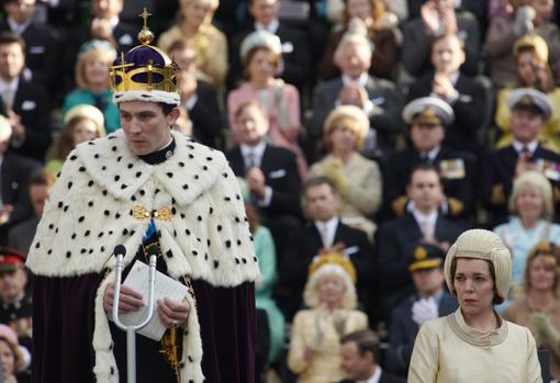 «The Crown» estrena Reina, Olivia Colman: «Isabel II es extraordinaria, yo ya me habría jubilado»