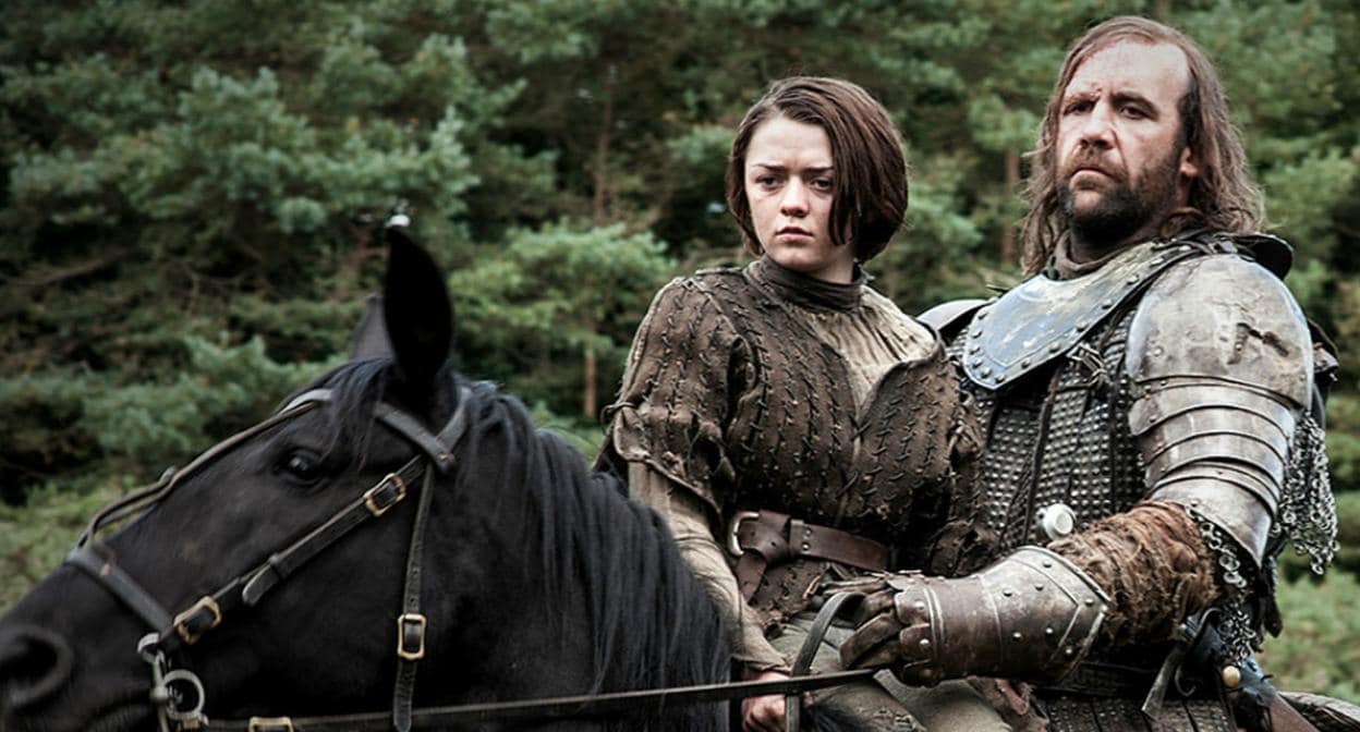 Arya Stark (Maisie Williams) y El Perro (Rorie McCann) en Juego de Tronos
