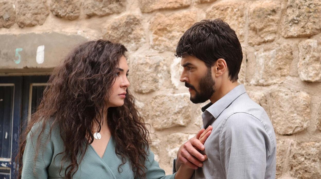 Ebru Sahin y Akin Akinozu, en «Hercai»