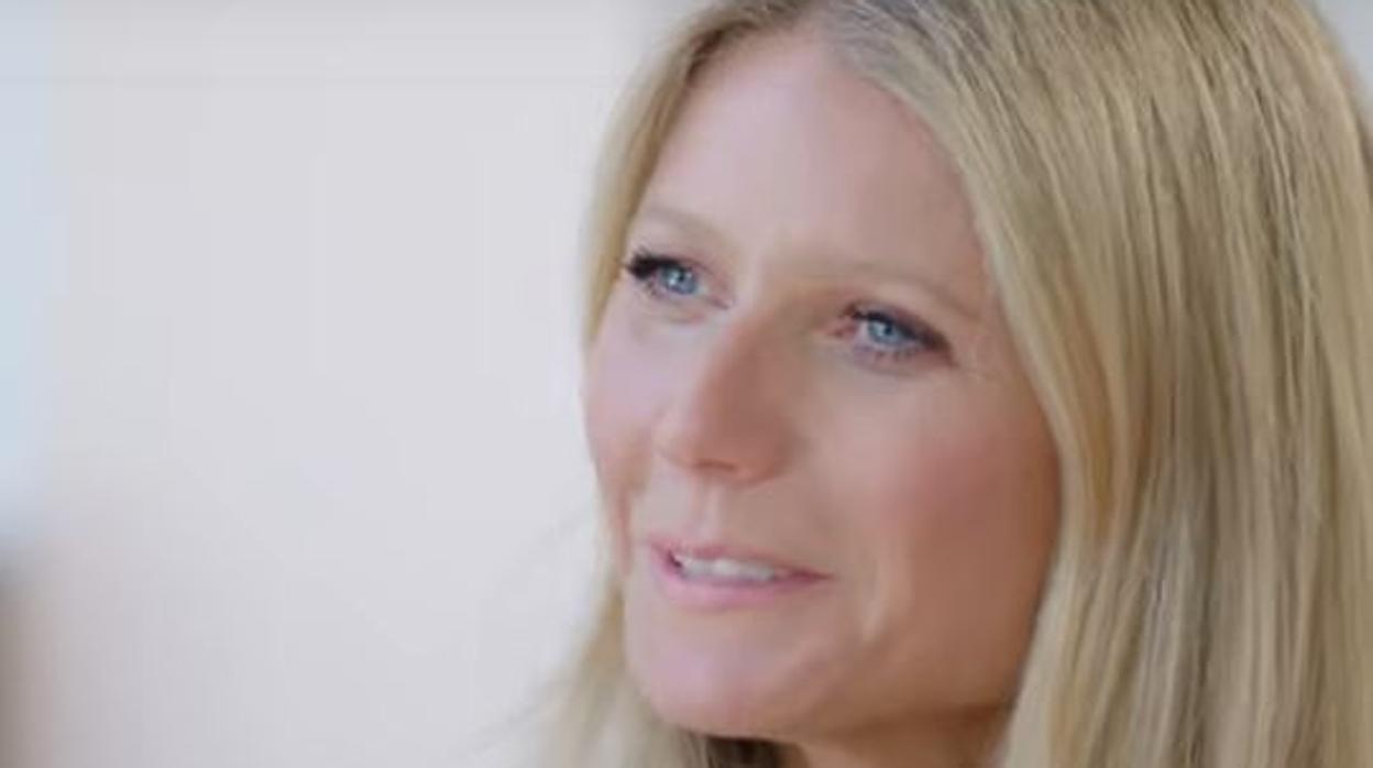 Gwyneth Paltrow sonríe ante las anécdotas que se cuentan en «Thw Goop Lab»