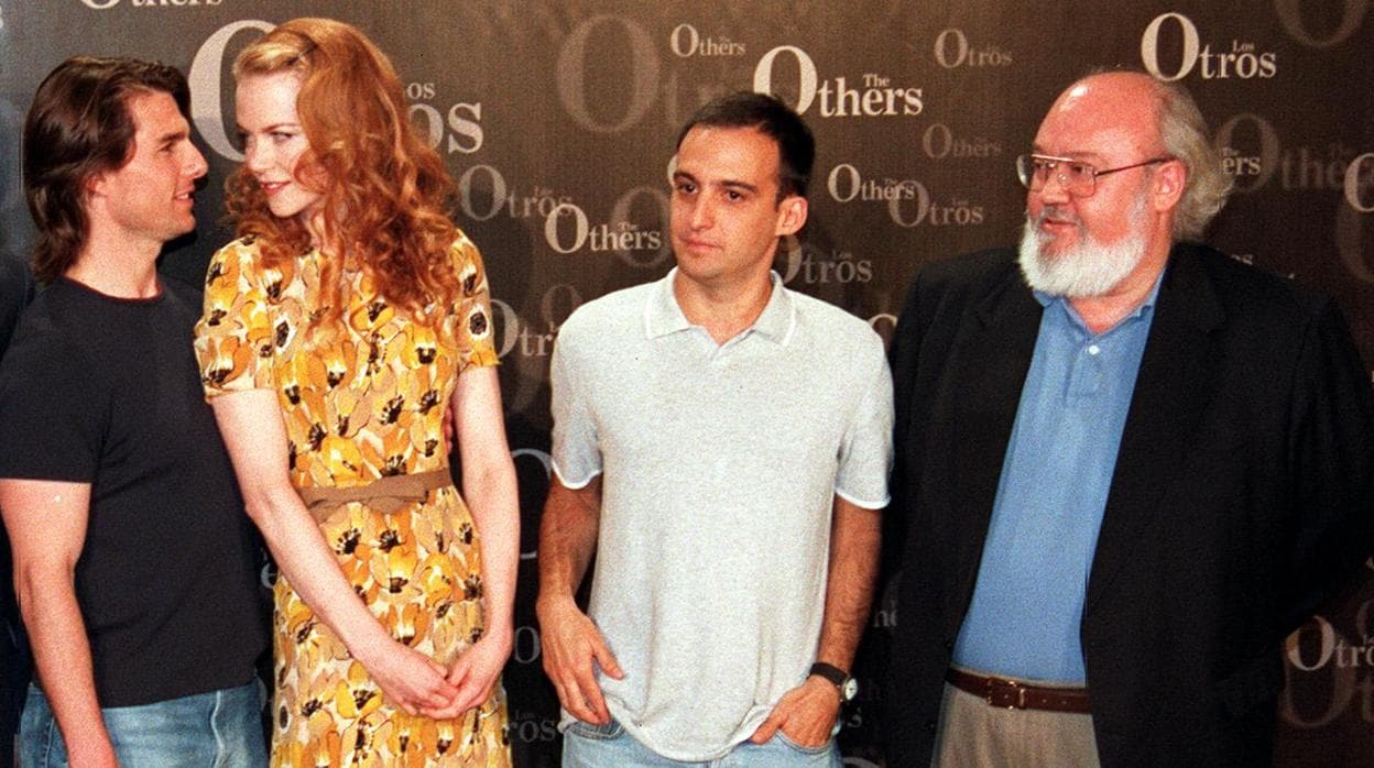 El productor Fernando Bovaira (i), Tom Cruise, Nicole Kidman, Alejandro Amenábar y José Luis Cuerda en la presentación, en julio del año 2000, de «Los otros»