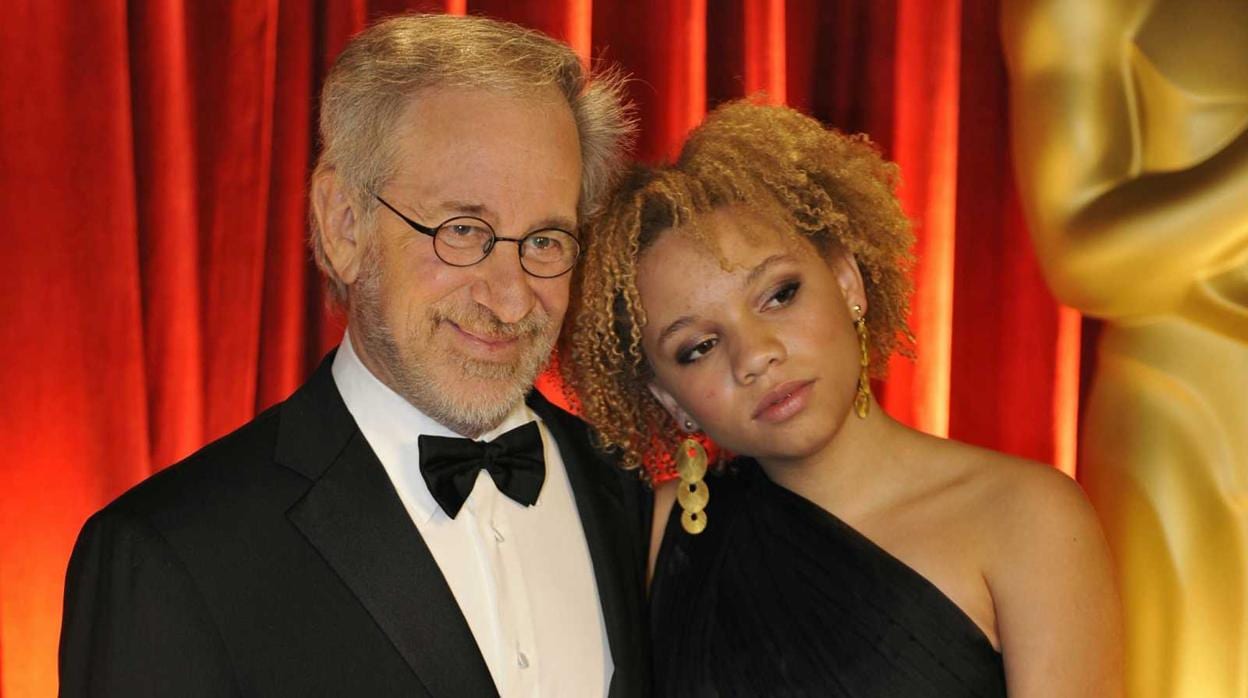 Mikaela Spielberg junto a su padre, Steven Spielberg