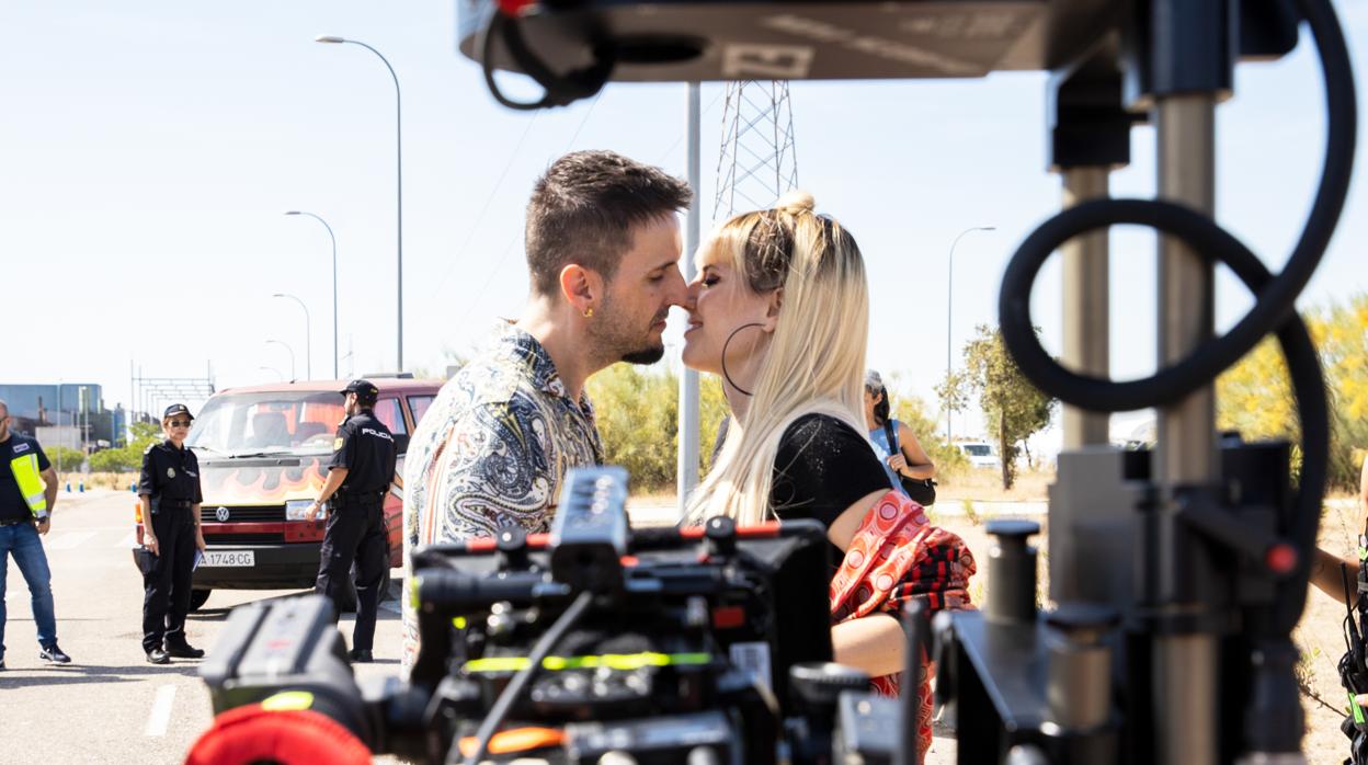 Momento del rodaje de «Operación Camarón», con Julián López y Natalia de Molina