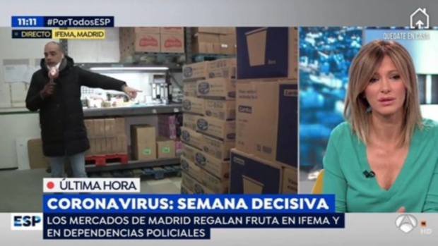 Tosiendo y con la mascarilla bajada: critican a Nacho Abad por su «irresponsable» cobertura del coronavirus en Ifema