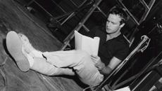 Marlon Brando leyendo un guión