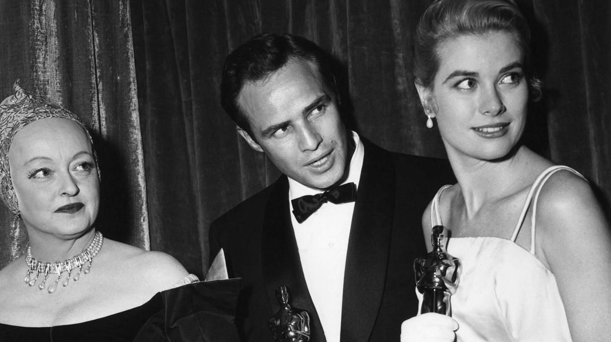 Bette Davis, Marlon Brando y Grace Kelly en los Oscar de 1954