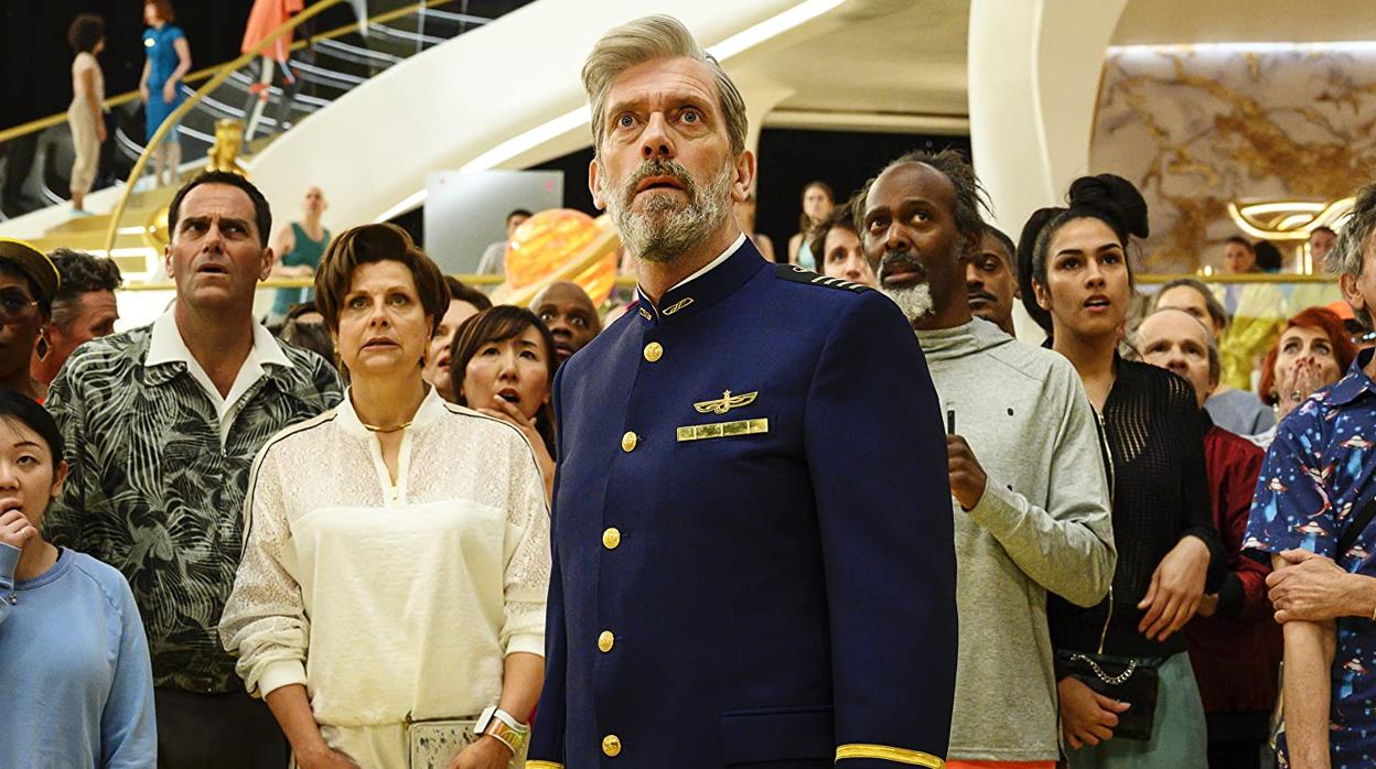 Hugh Laurie es el capitán de la nave en «Avenue 5»