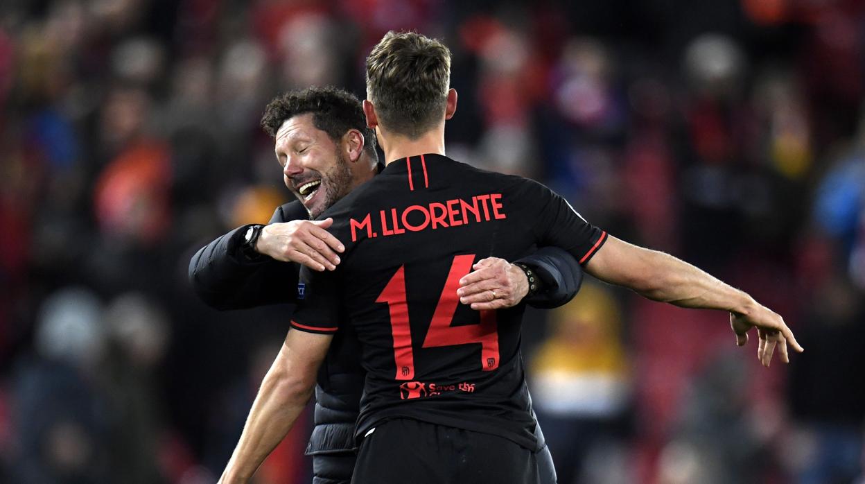 Diego Pablo Simeone abraza a Marcos Llorente tras la victoria del Atlético de Madrid al campeón de la pasada Champions League, el Liverpool, en el último partido jugado en la competición europea esta temporada