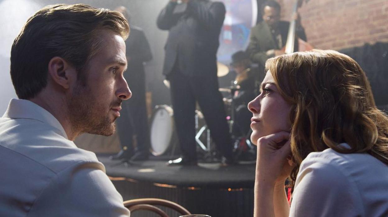 Ryan Gosling y Emma Stone se miran en una escena de «La La Land»