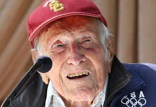 La verdadera historia de Louis Zamperini, el aviador invencible que pasó de atleta a luchar contra los nazis