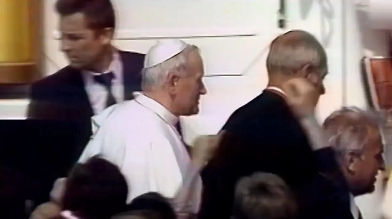 Juan Pablo II, el 13 de mayo de 1981, en la plaza de San Pedro de Roma, instantes después de ser disparado por Alí Agca