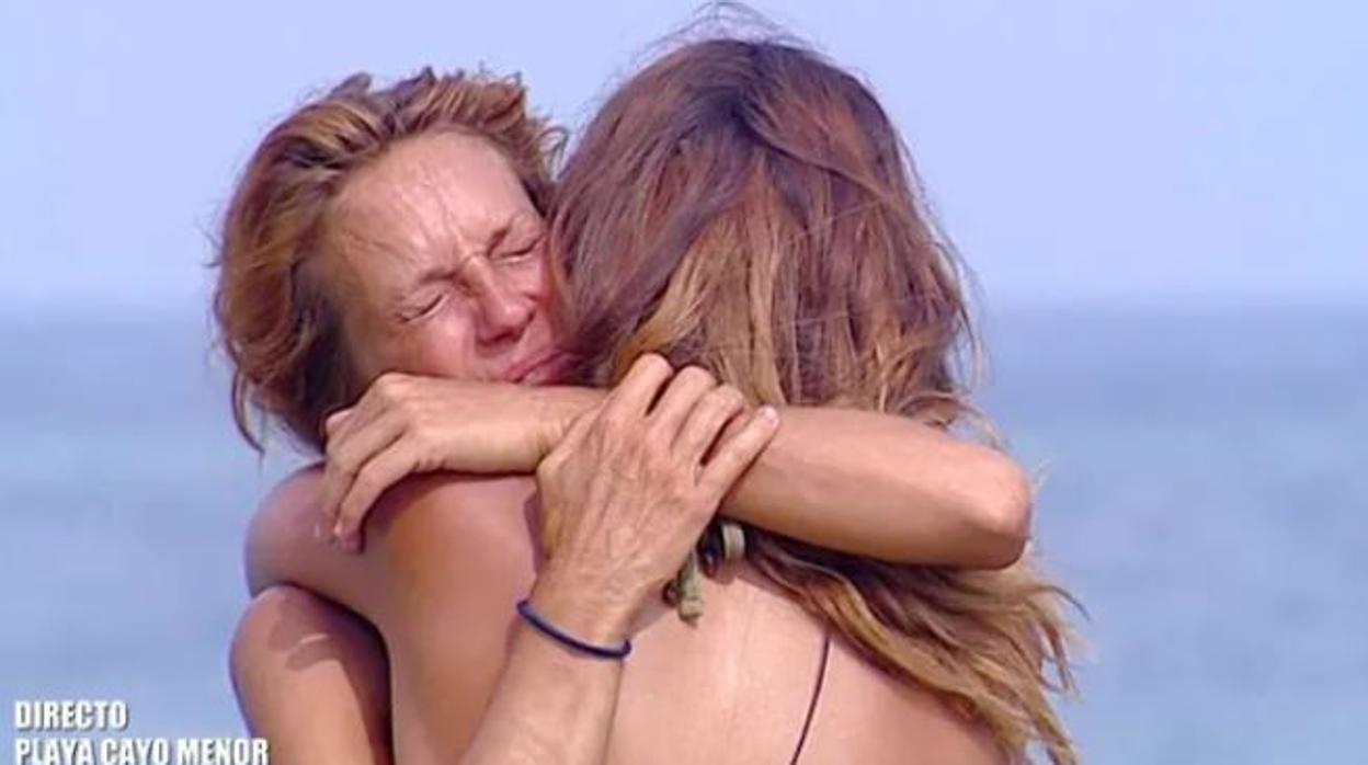 Elena, emocionada, abraza a Lara Álvarez