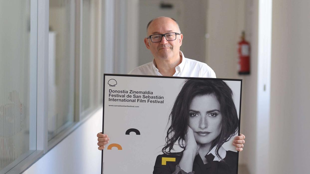 José Luis Rebordinos posa con el cartel de la pasada edición, la 67, del festival de San Sebastián