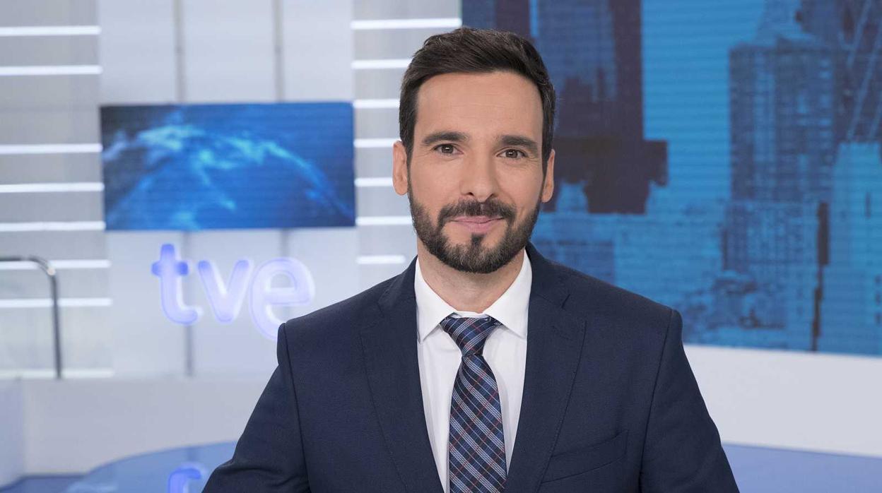 Lluís Guilera ha sido el copresentador del «Telediario» de La 1 de los fines de semana junto a Lara Siscar después de que se marchara Oriol Nolis la temporada pasada
