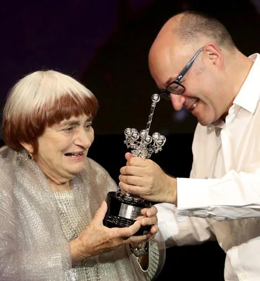 Rebordinos entrega el Premio Donostia a Agnès Varda, única cineasta de la Nouvelle Vague, en la edición del Zinemaldia de 2017