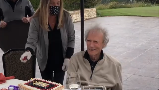 El vídeo viral de Clint Eastwood celebrando su noventa cumpleaños