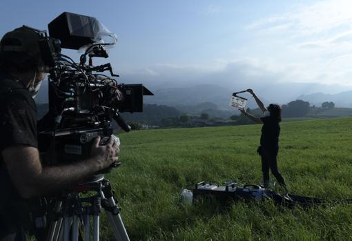 Cámara y claquetista, protegidos con mascarilla, en el rodaje de Todas las lunas