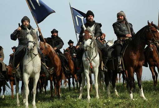 Los actores Engin Altan Düzyatan, Cengiz Coskun y Nurettin Sönmez en Dirilis: Ertugrul