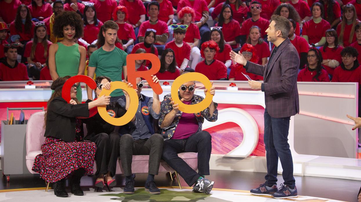 Frank Blanco (derecha) con alguno de los famosos concursantes