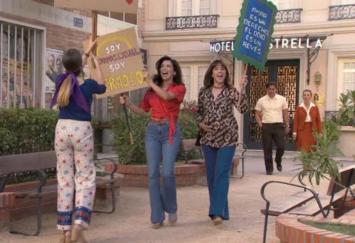Paula Usero y Carol Rovira son Luisita y Amelia en «Amar es para siempre», en cuyo último episodio acuden a una manifestación del Orgullo en Madrid durante la Transición