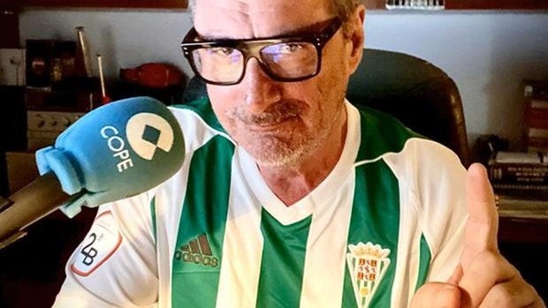 COPE lanza una subasta benéfica de camisetas oficiales de deporte firmadas por Carlos Herrera