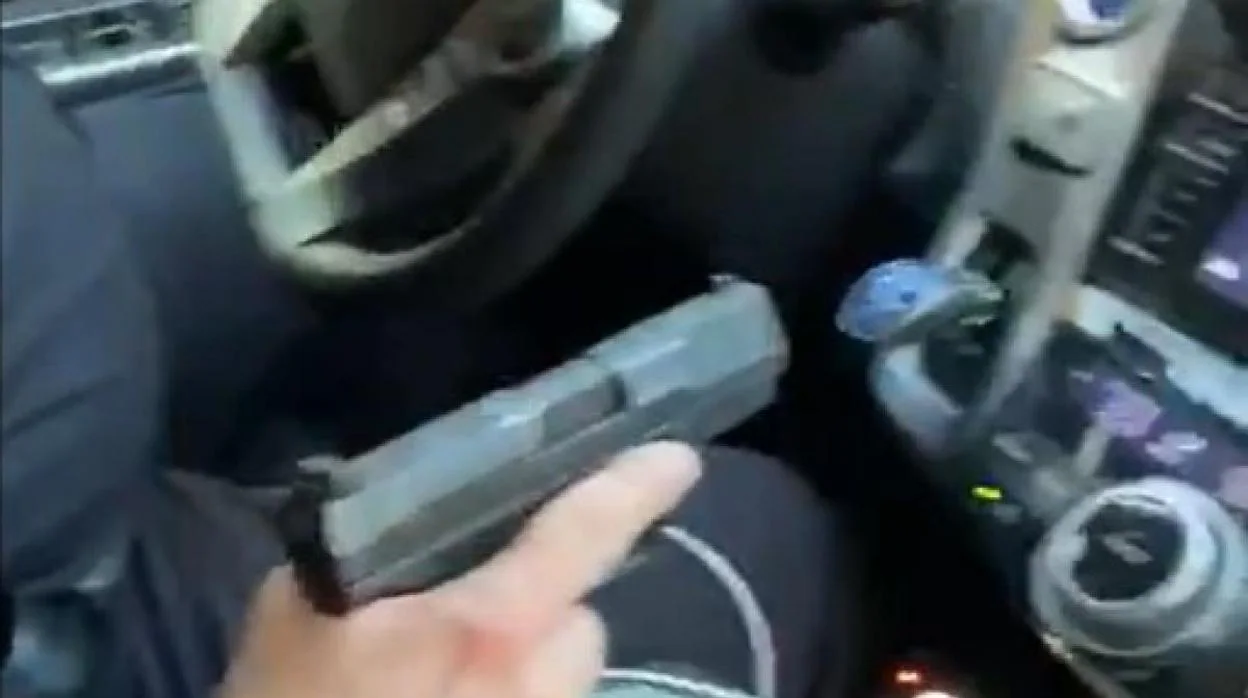 La bailarina de «Crónicas Marcianas» que se grabó con una pistola en un coche de Policía: «Era broma»