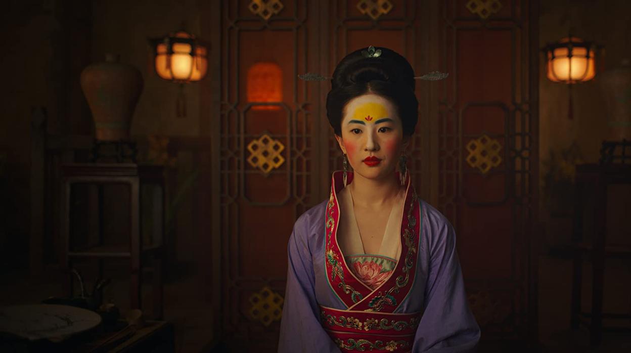 Yifei Liu es la protagonista de la versión en acción real de «Mulán», cuyo estreno iba a ser el pasado marzo pero finalmente se estrenará el próximo septiembre debido al coronavirus y el cierre de salas de cine