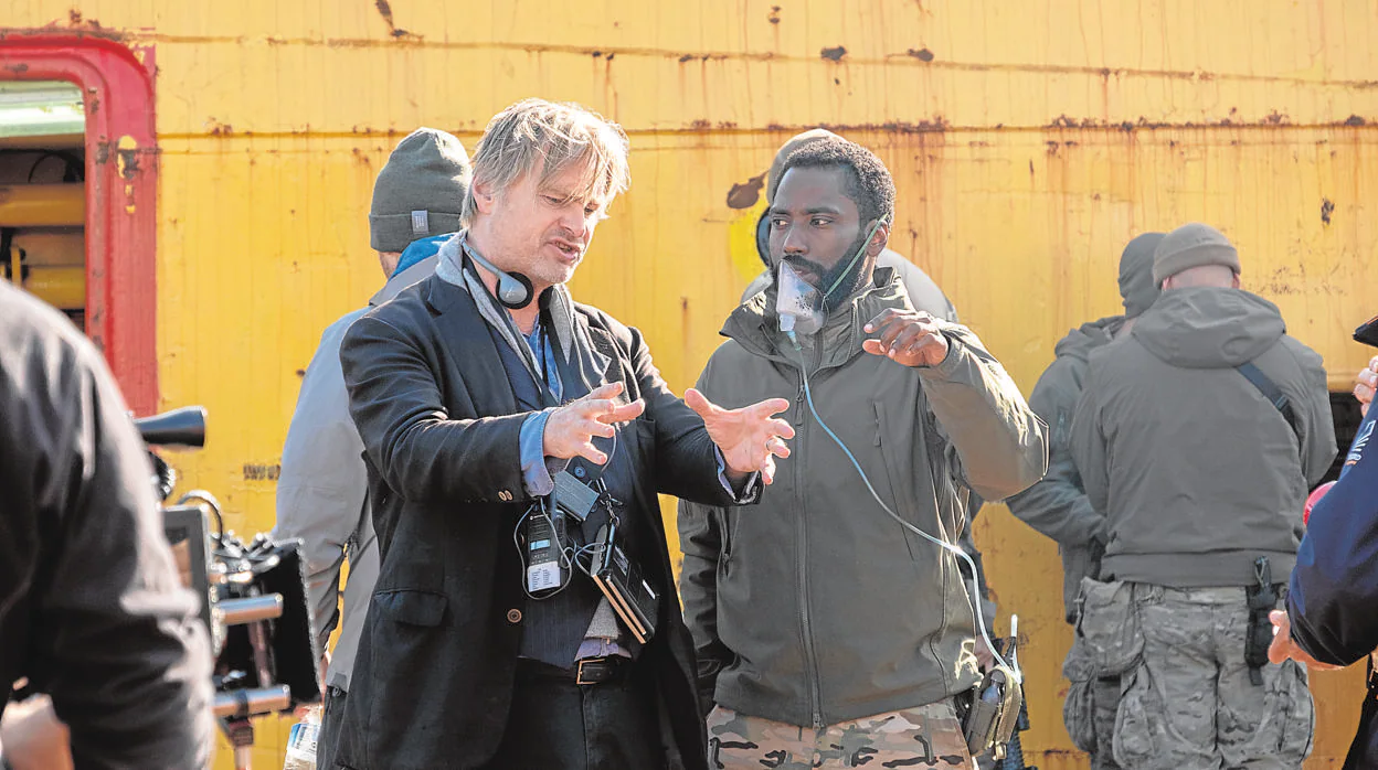 Christopher Nolan, con John David Washington durante el rodaje de «Tenet»