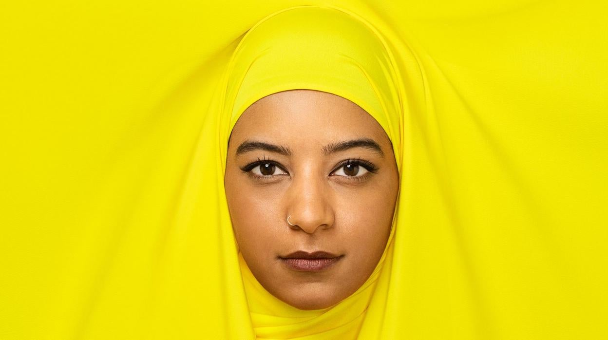 Hajar Brown protagoniza la cuarta y final temporada de «Skam España», serie sobre un grupo de amigas y estudiantes de Bachillerato