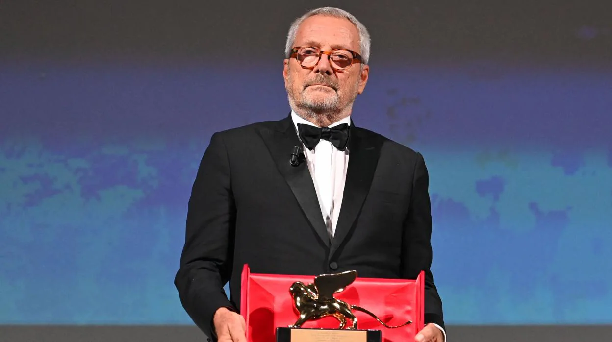 El presidente de la Bienal de Venecia, Roberto Cicutto, posa con el León de Oro a la Mejor Película