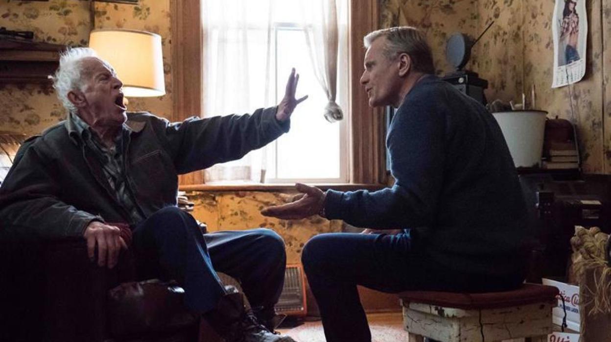 El actor Viggo Mortensen (d) en un fotograma de «Falling»