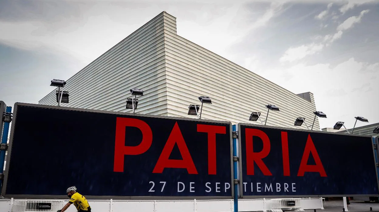 Un cartel de «Patria» delante del Auditorio Kursaal de San Sebastián