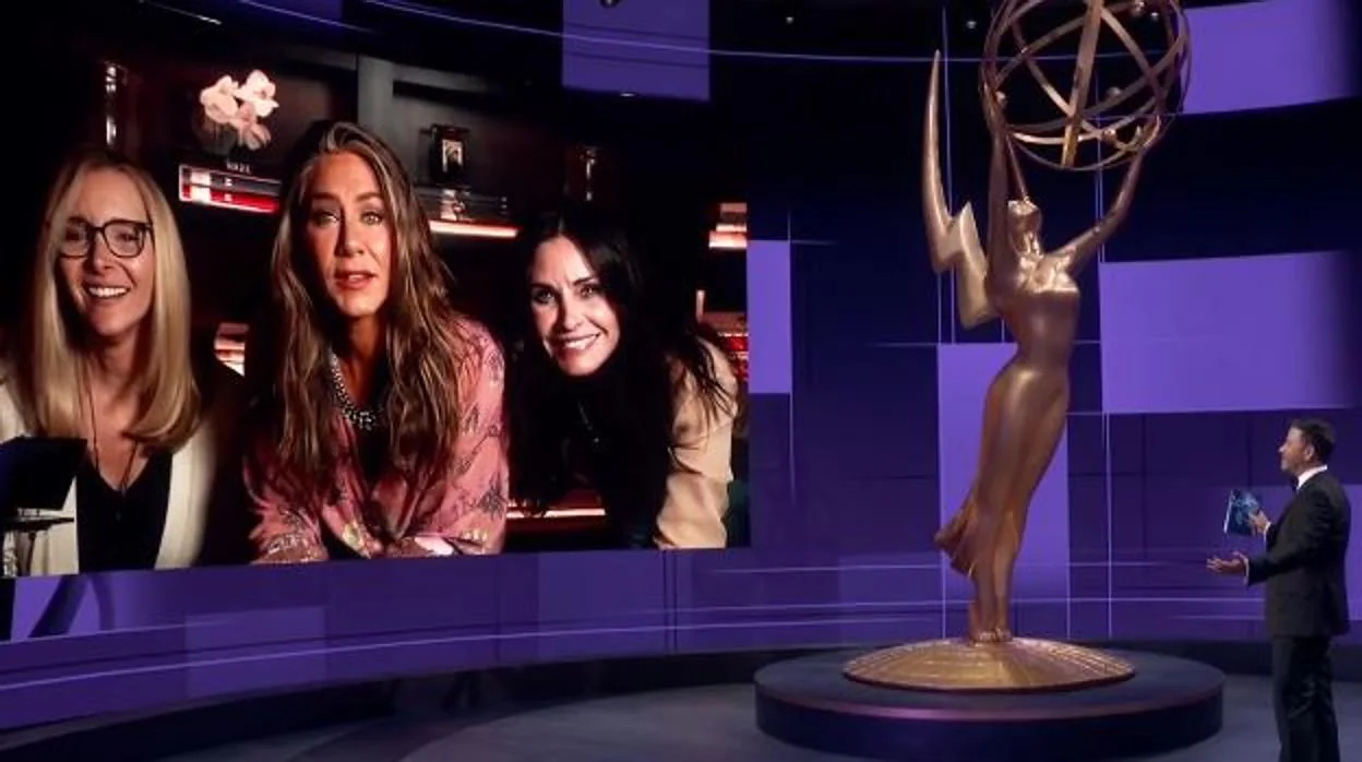 Imagen de la aparición de Aniston, Cox y Kudrow en los Emmy