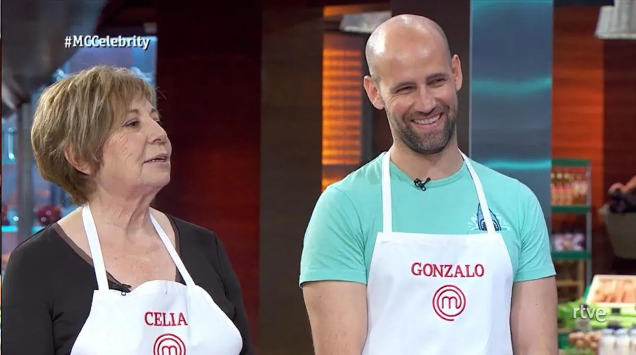 Celia Villalobos y Gonzalo Miró, en la segunda gala de la quinta edición de «Masterchef celebrity», que La 1 emite cada martes por la noche