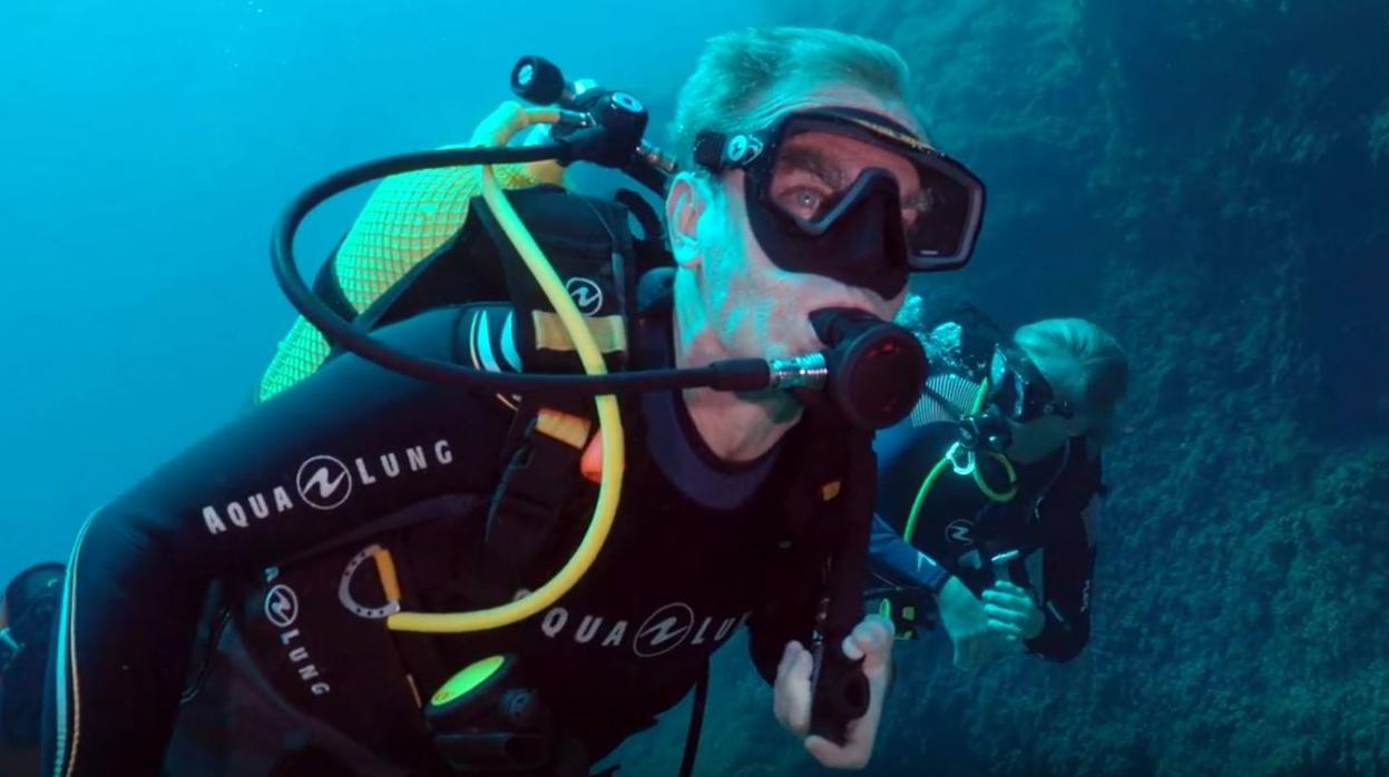 Fernando Simón practica el buceo y la escalada en el programa de Jesús Calleja
