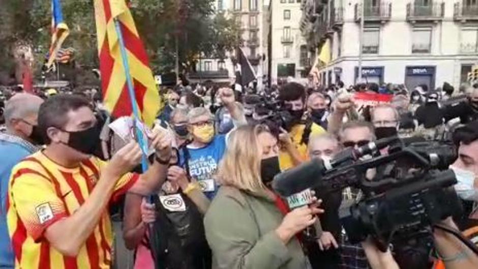 Varios independentistas acosan e insultan a una reportera de Ana Rosa al grito de «Cataluña no tiene Rey»