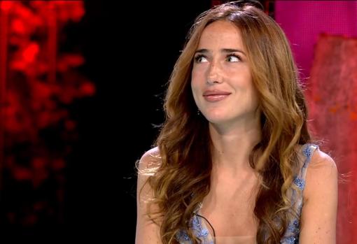 Dorothy, «tentadora» de la segunda edición de «La isla de las tentaciones», con cara de circunstancia al reconocer que no sabe quién es la periodista Chelo García Cortés o qué es el programa de televisión «Socialité»