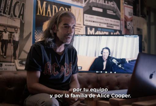 Joe, hablando con Alice Cooper vía Zoom para su documental