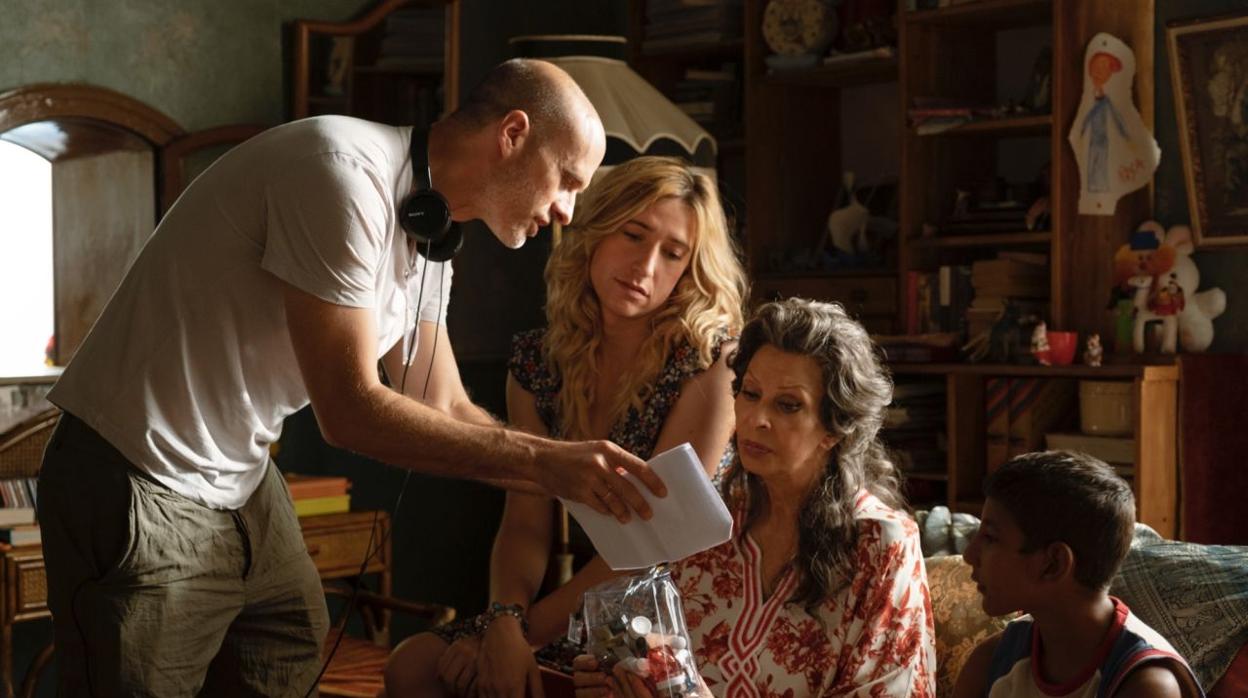 Abril Zamora (centro), junto a Edoardo Ponti y Sophia Loren