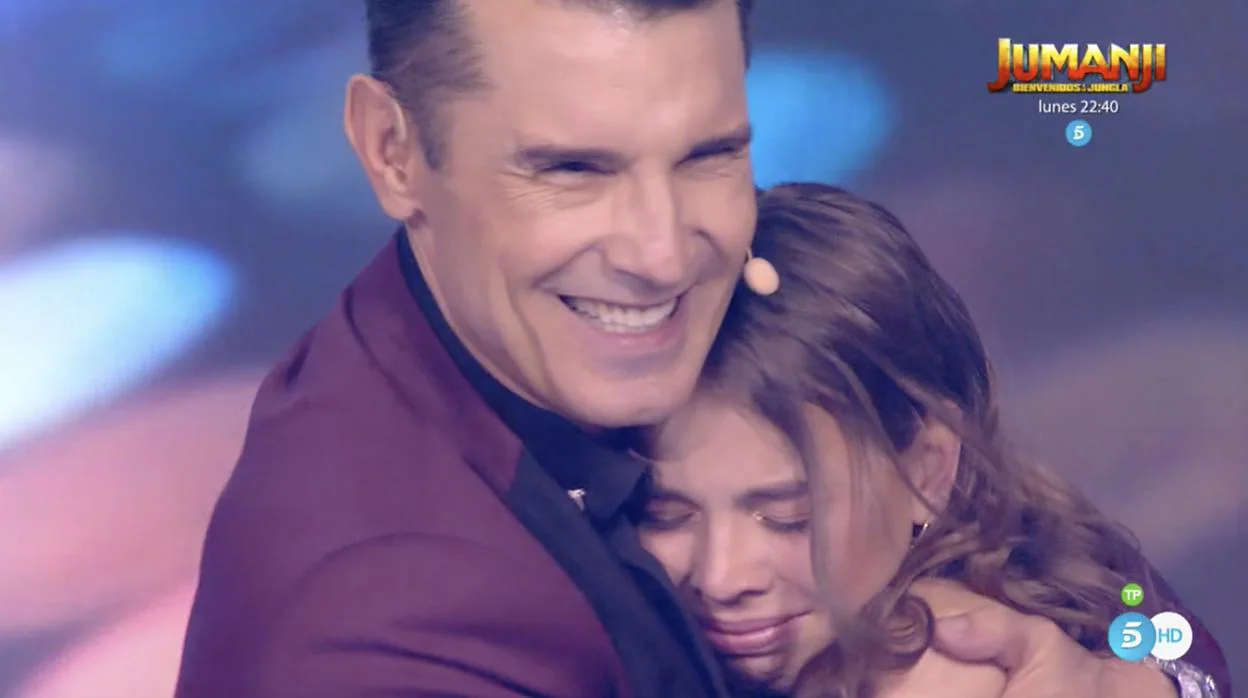 Jesús Vázquez abraza a la ganadora de «Idol Kids», Índigo Salvador