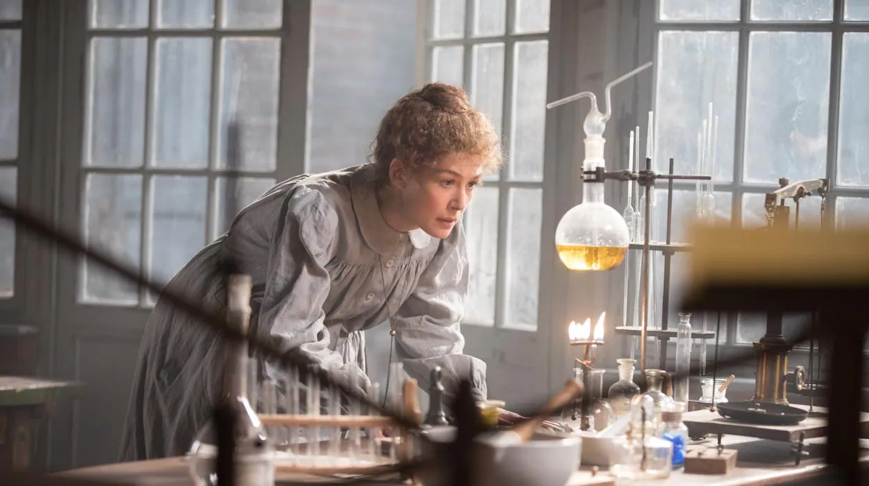 Rosamund Pike interpreta a Marie Curie en la película de Marjane Satrapi