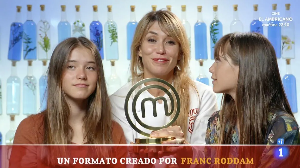 Raquel Meroño, con sus dos hijas y el trofeo de ganadora