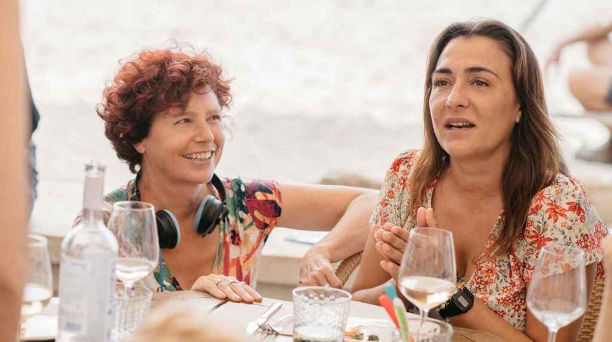 Icíar Bollaín y Candela Peña durante el rodaje de «La boda de Rosa»
