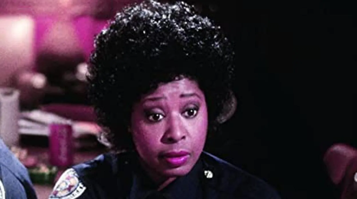 Marion Ramsey y Bubba Smith en la sexta película de «Loca academia de policía» (1989)