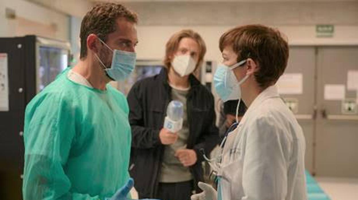 Paco León y Leonor Watling en «Besos al aire»