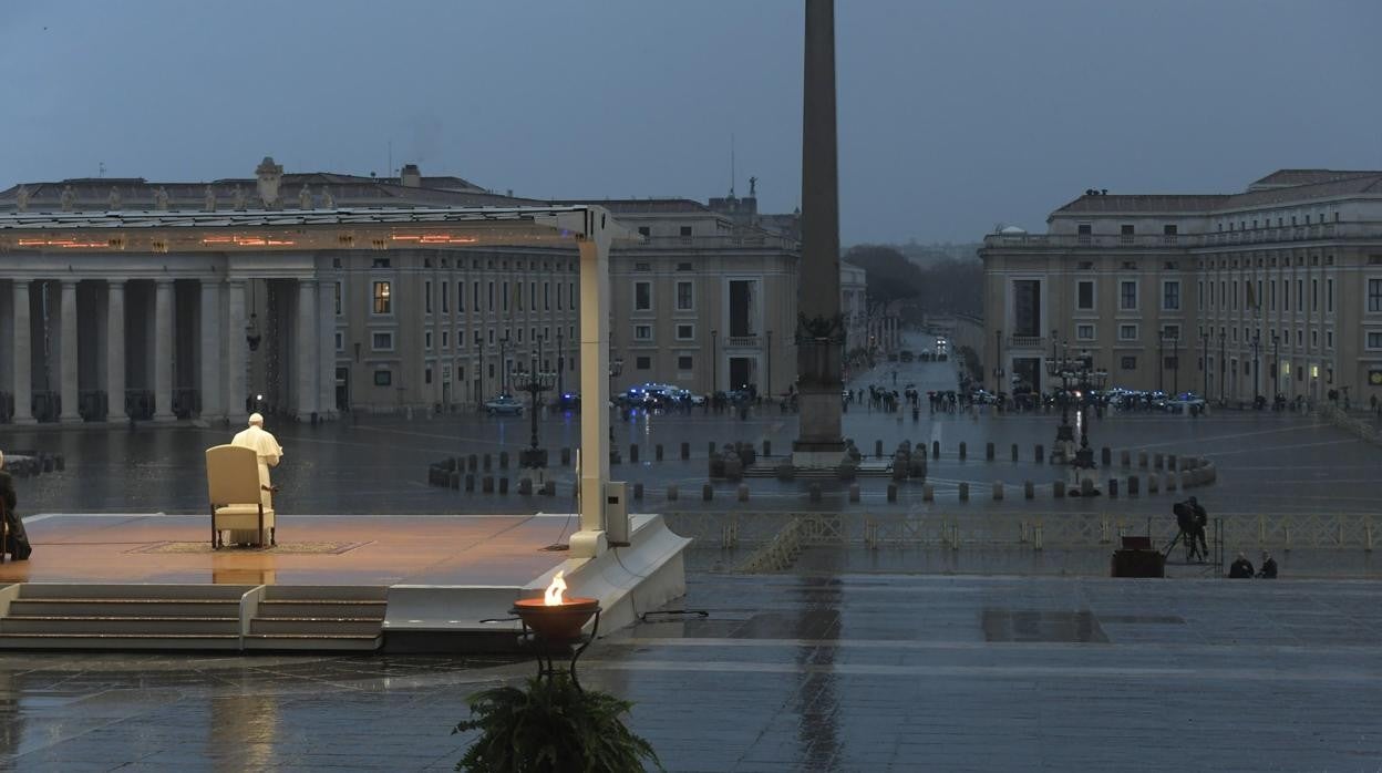 El Papa Francisco da la bendición Urbi er Orbi en la Plaza de San Pedro, vacía durante la pandemia