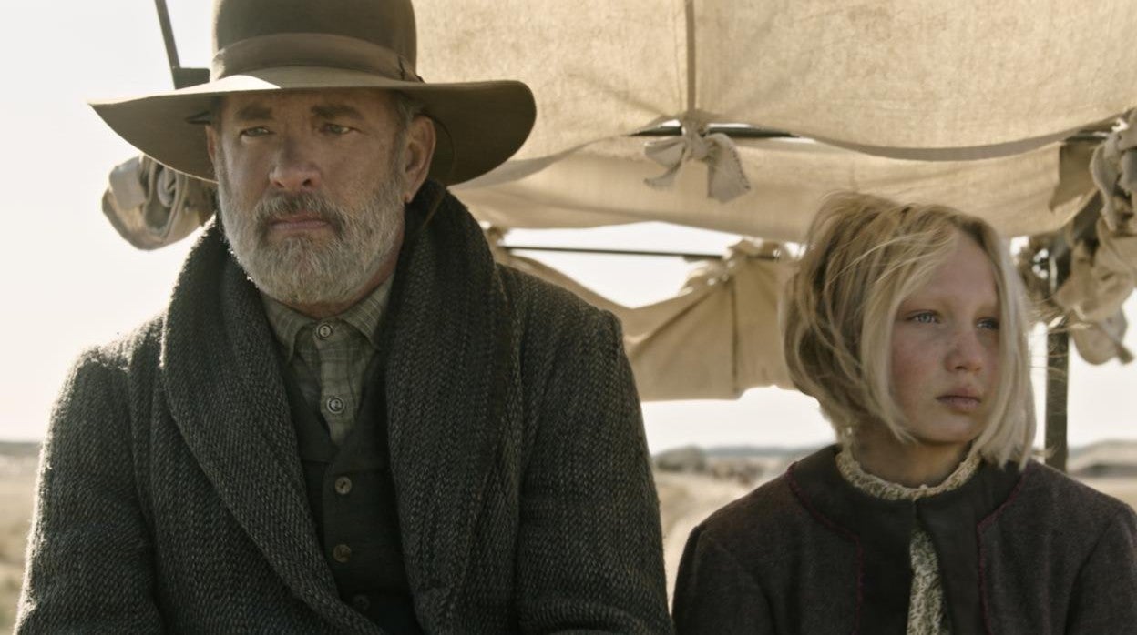 Tom Hanks y Helena Zengel en un fotograma de «Noticias del gran mundo»