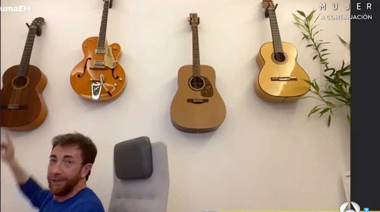 De izquierda a derecha, una guitarra de Motos y las que le regalaron Russell Crowe, Dani Martín y Ketama